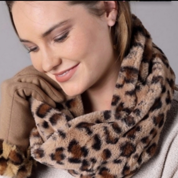 New! Plush Cheetah Print Fuzzy Leopard Infinity Scarf - Picture 4 of 4